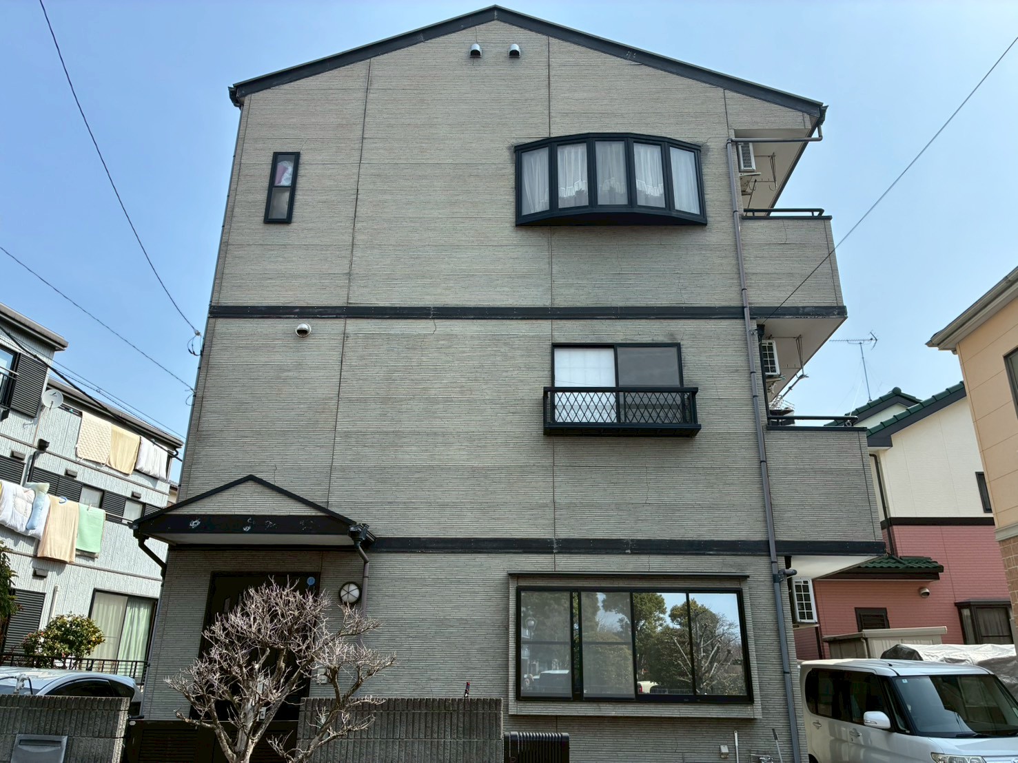 川口市の戸建てで外壁サイディングが落下寸前！？危険な外壁にカバー工法をご提案！